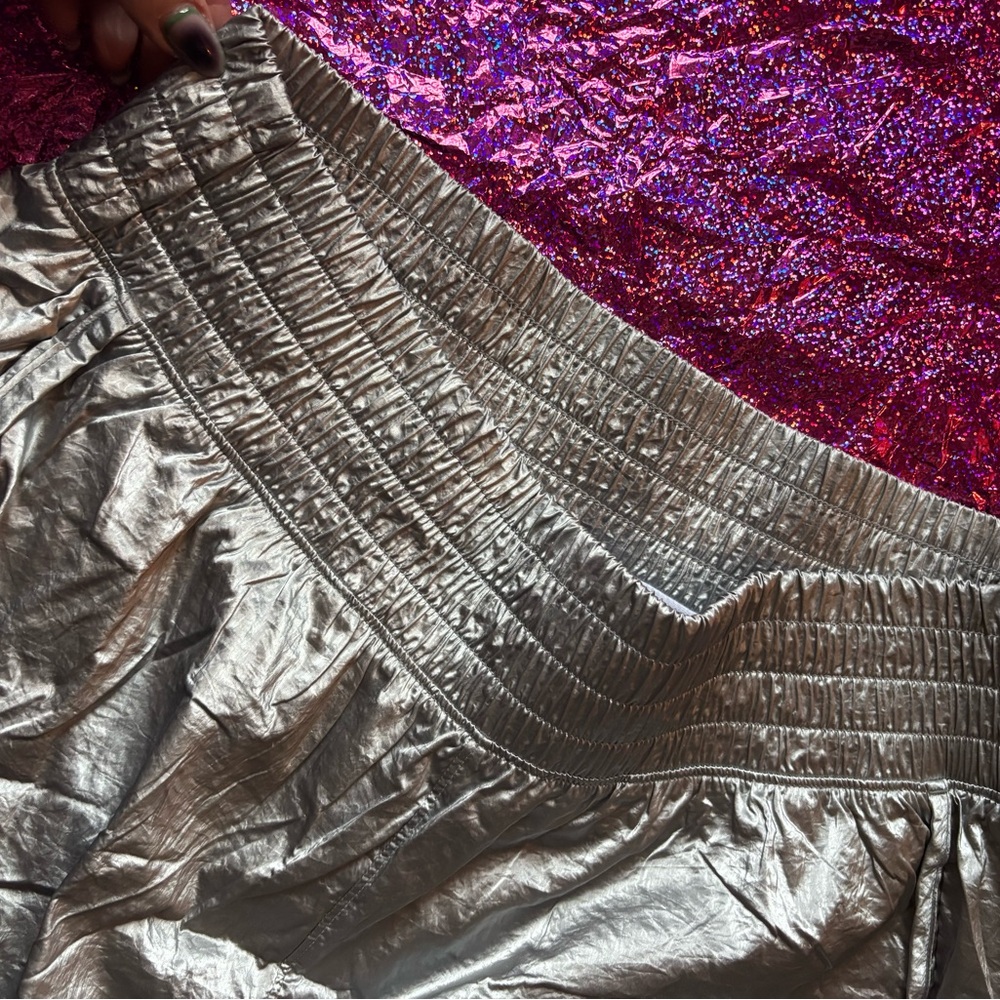Sassy Silver GAP Elastic Waistband Shorts - Picture 4 of 7